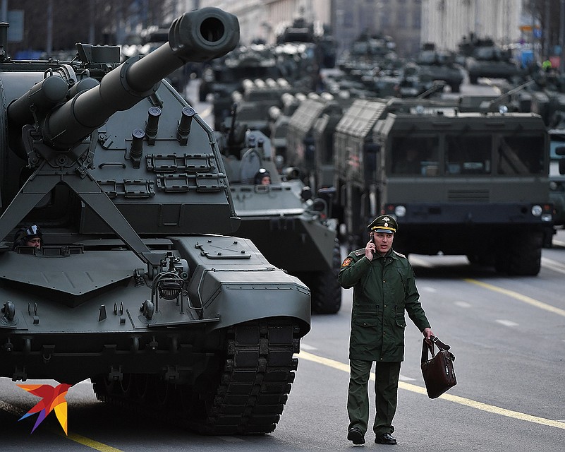 Бронетехника перед началом ночной репетиции Парада Победы. Фото: Виктор ГУСЕЙНОВ