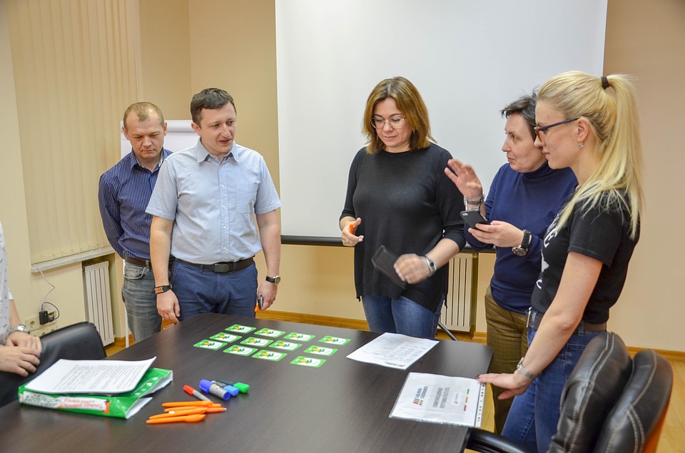Взрослые мужчины в рубашках и галстуках, женщины в строгой деловой одежде - сочиняли стихи, записывали видео и играли в мимов, выполняя задания из «крокодила» Фото: Мария ИГНАТЬЕВА