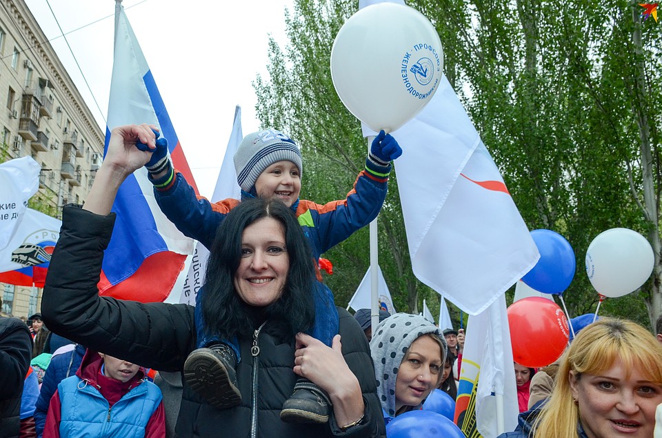 Многие пришли на митинг с детьми. Фото: Геннадий БИСЕНОВ