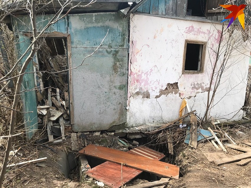 Тела двоих женщин и троих детей нашли в этом колодце Фото: Эльвина АПАРИНА