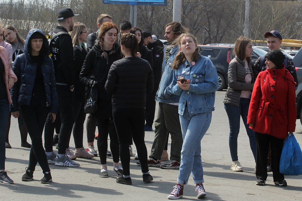 Эвакуированные из ТРЦ "Сильвер Молл" посетители ждали открытия и снимали происходящее на камеру. Фото: Юлия ПЫХАЛОВА