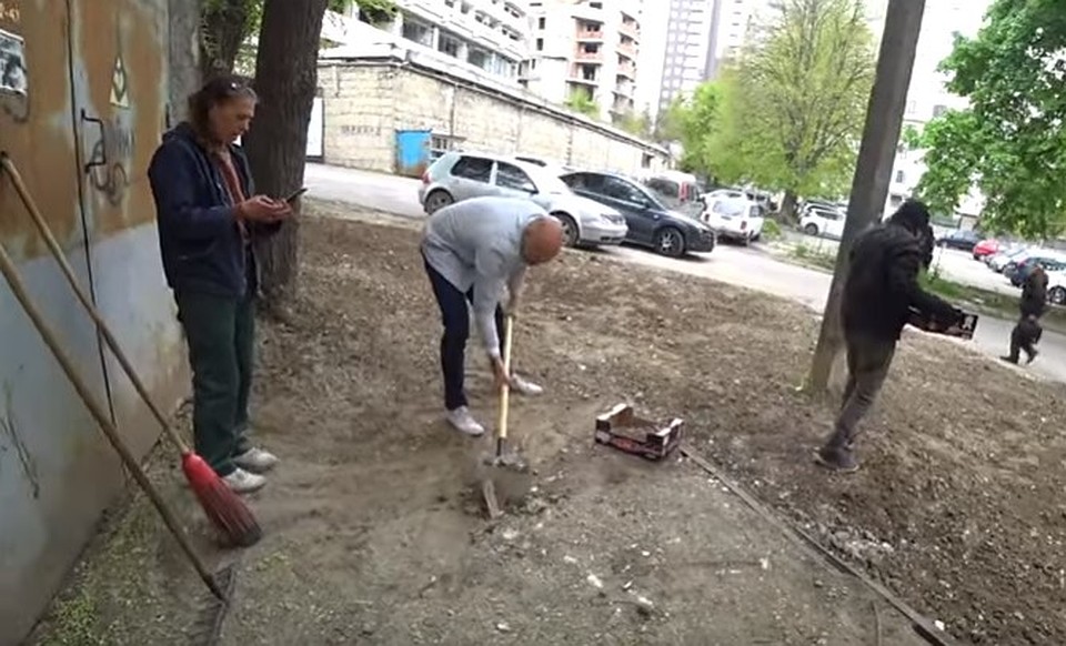 Британец признался, что они тоже умеет вкалывать. Фото: скриншот из видео