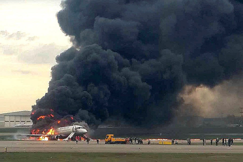 Горящий самолет в аэропорту "Шереметьево". Фото: REUTERS