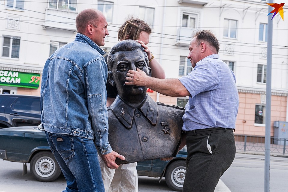 Транспортировка вождя Фото: Вячеслав КОВАЛЕНКО