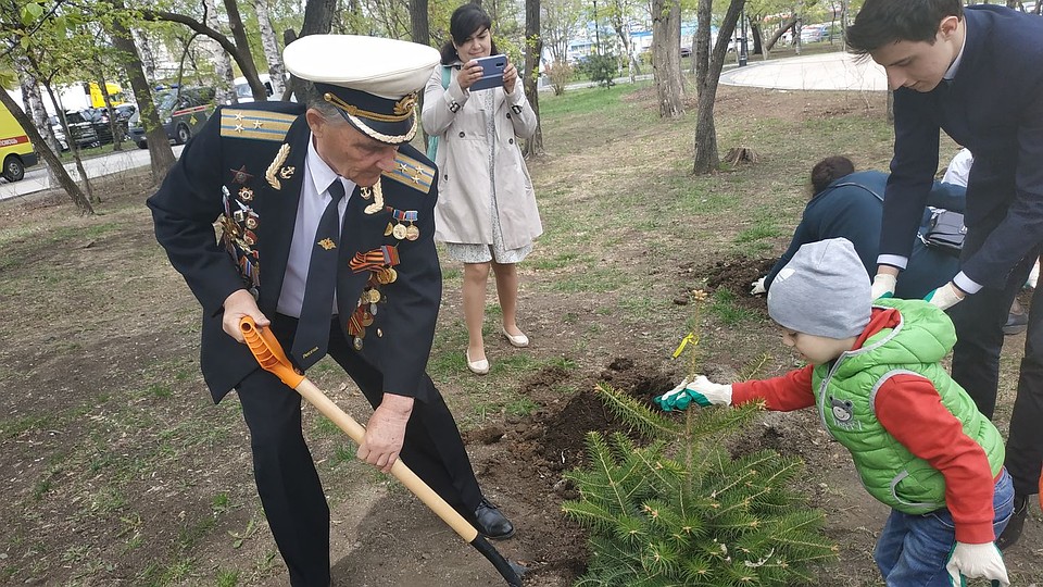 Посадка деревьев представителями разных поколений Фото: Милана СОКОЛ