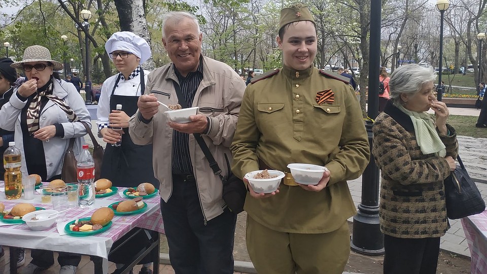 Для гостей накрыли праздничные столы Фото: Милана СОКОЛ