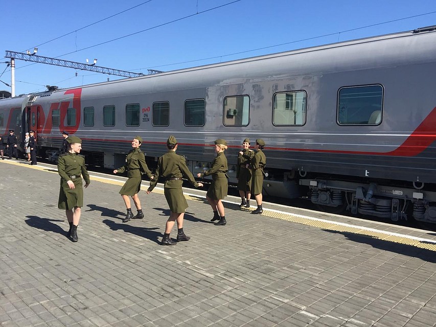 Танца под военный оркестр - еще одна деталь праздничного отправления ретро-поезда Фото: Сергей МИНГАЗОВ