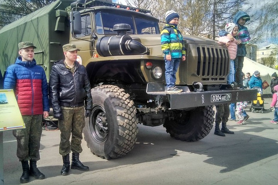 Военная техника сразу же привлекла внимание Фото: Мария МИШКИНА