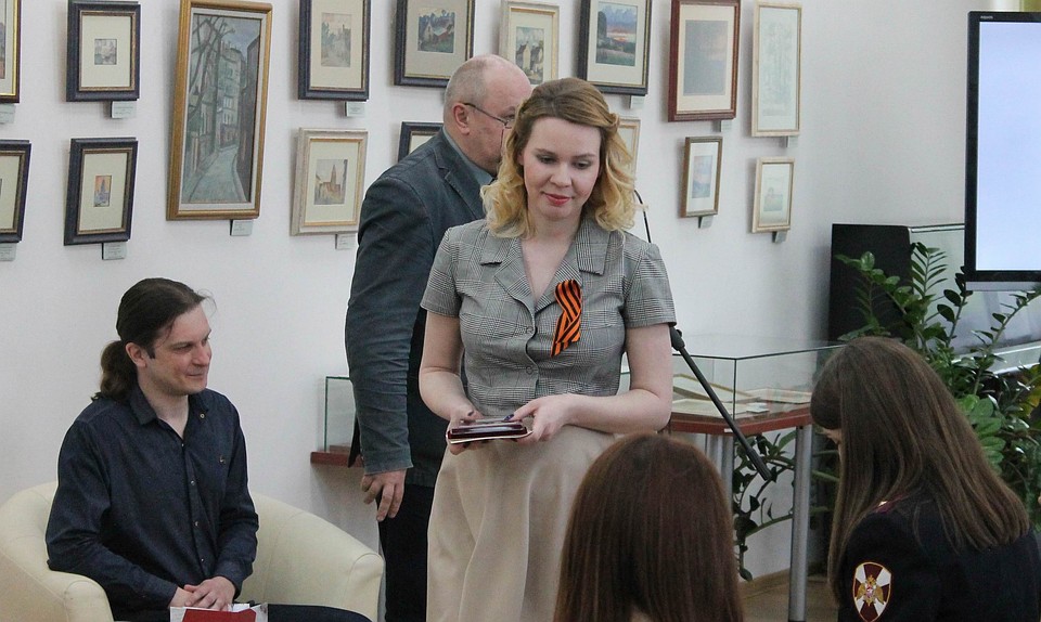 Марина Ромадина с полученной наградой Фото: Владимир ФРОЛОВ