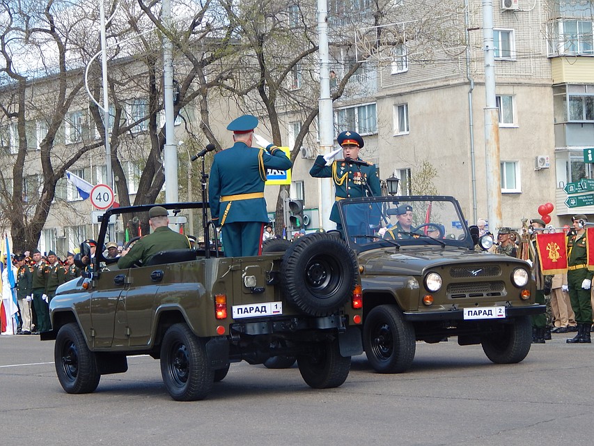 Командовал парадом начальник Благовещенского гарнизона Сергей Галушка. Фото: Юлия ГОМАН