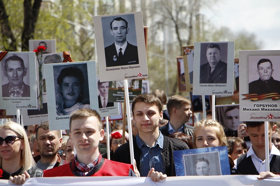 Колонна «Бессмертного полка» шла по улице Ленина. Фото: Анатолий ЛЕВСКОЙ