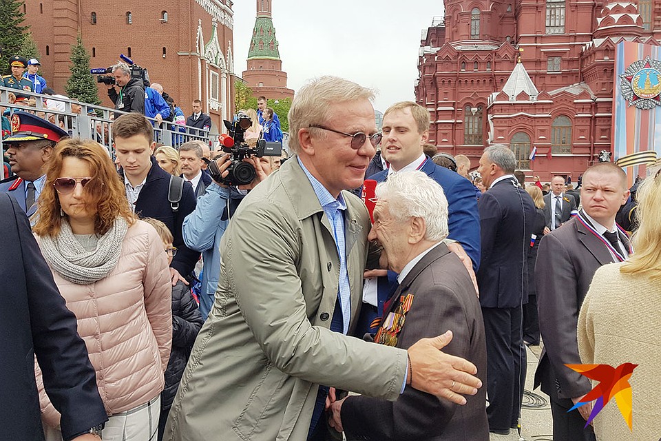 Ветеранов пришел поздравить и советский хоккеист Вячеслав Фетисов. Фото: Алиса ТИТКО