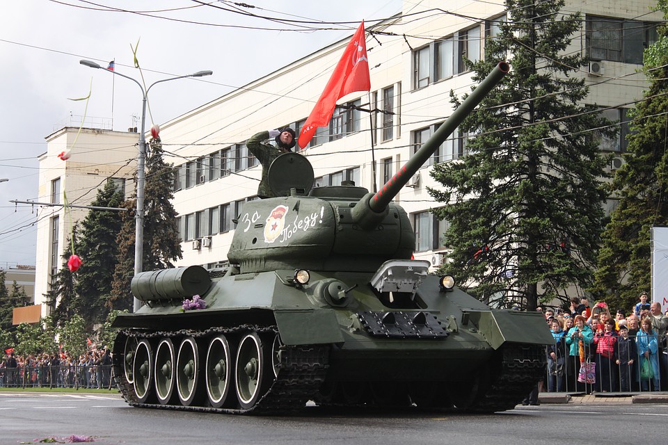 Парад Победы в Донецке 2019 – тысячи жителей Республики съехались на праздник с разных городов Фото: Никита МАКАРЕНКОВ, Павел ХАНАРИН