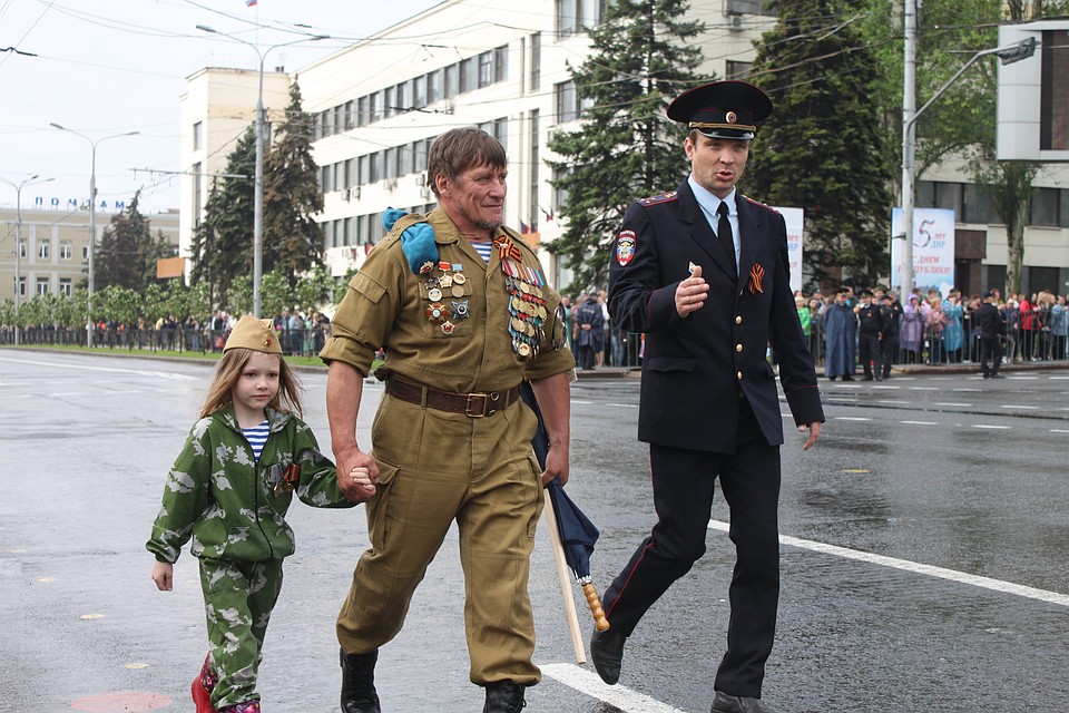 Парад Победы в Донецке 2019 собрал тысячи людей Фото: Никита МАКАРЕНКОВ, Павел ХАНАРИН