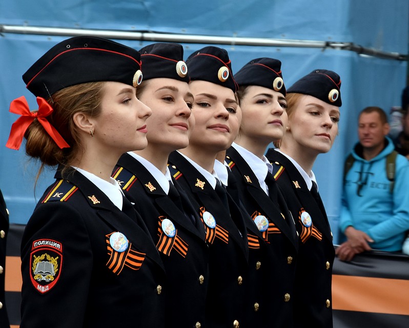 Девушки в форме смотрятся потрясающе. Фото: Виталий ПАРУБОВ