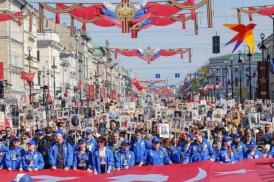 Массовое шествие Бессметного полка в Санкт-Петербурге Фото: Артем КИЛЬКИН