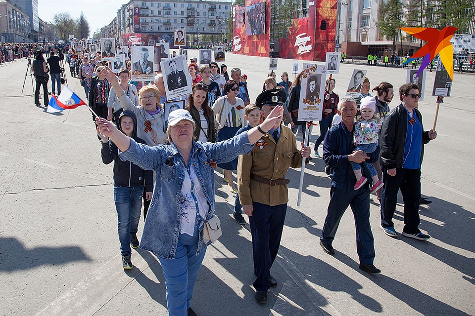 Бессмертный полк шагает по улицам Перми Фото: Николай ОБЕРЕМЧЕНКО
