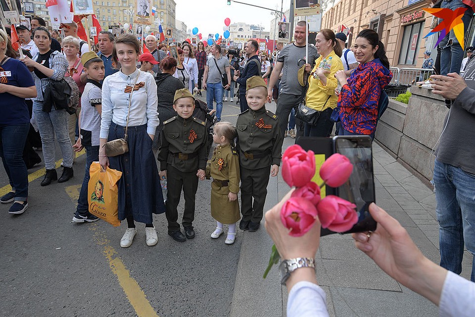 День Победы - праздник для многих поколений Россиян Фото: Михаил ФРОЛОВ