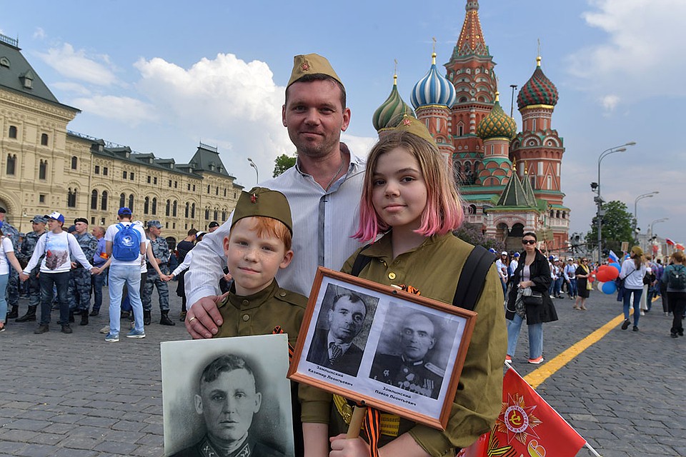 Москвичи всех поколений участвовали в акции памяти Фото: Владимир ВЕЛЕНГУРИН