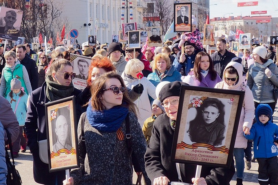 Участники акции "Бессмертный полк" прошли 5 километров пешком. Фото: Виктор КОСТРОВ