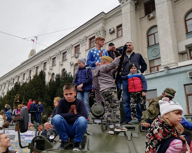 Военная техника на один день превратилась в детскую площадку. Фото: Анастасия КУРДЮКОВА