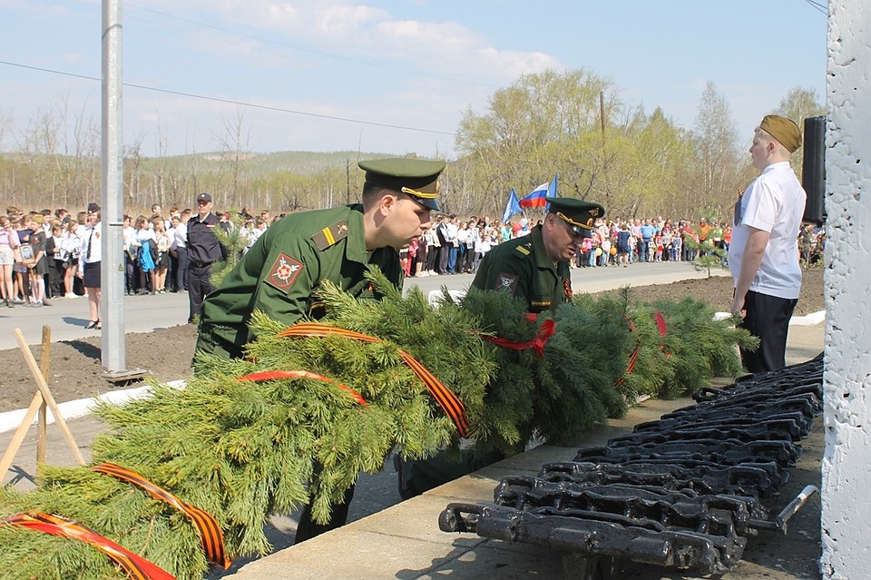 Дань памяти павшим отдают военные местного гарнизона
