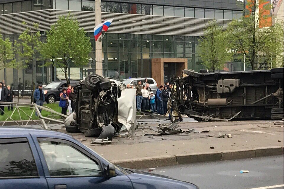 Микроавтобус и легковушка оказались на боку. Фото: Сообщество «ДТП и ЧП | Санкт-Петербург» во «ВКонтакте»