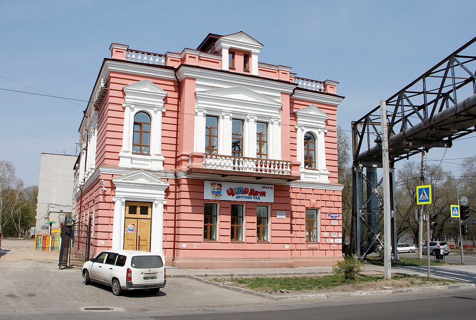 Дом на Горького - Богдана Хмельницкого оштукатурили, но постарались сохранить элементы. Фото: Анатолий ЛЕВСКОЙ