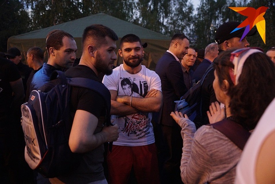 На место противостояния прибивало все больше бойцов Фото: Алексей БУЛАТОВ