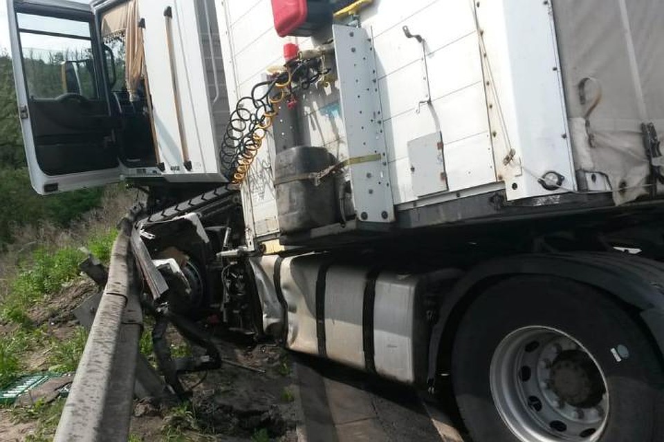 Легковушку отбросило на грузовой автомобиль «Рено Магнум» Фото: УМВД России по Курской области.