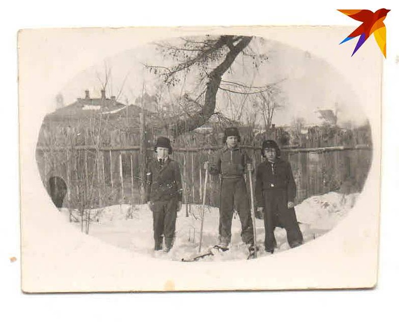 Рязанские мальчишки. В центре Игорь Чулков, справа Виктор Акимов. 1951 год.