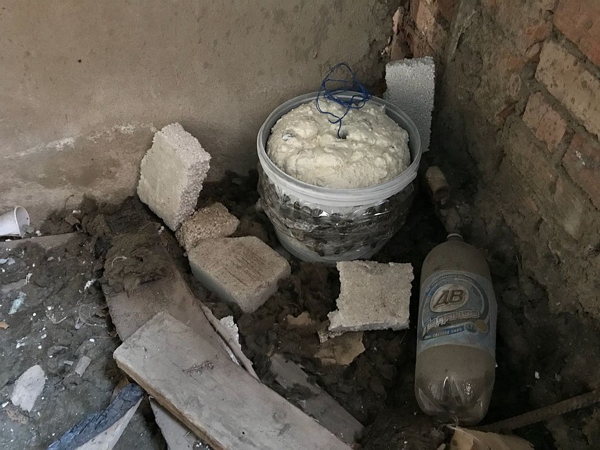 Взрывчатку мужчина прятал в заброшенном здании в Николавске. Фото: УФСБ России по Хабаровскому краю