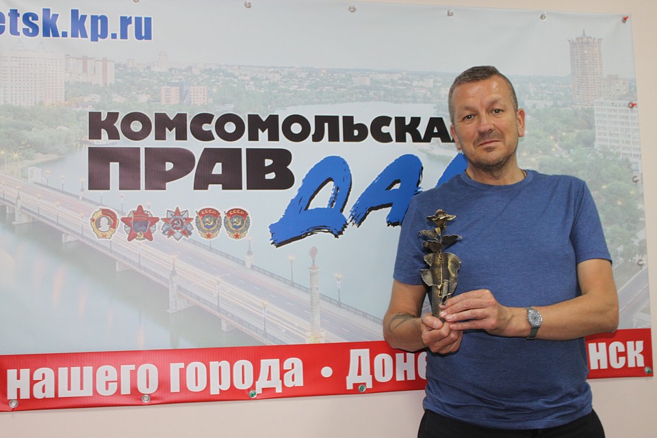"Комсомолка" подарила Дину работу донецкого мастера Виктора Михалева Фото: Никита МАКАРЕНКОВ, Павел ХАНАРИН