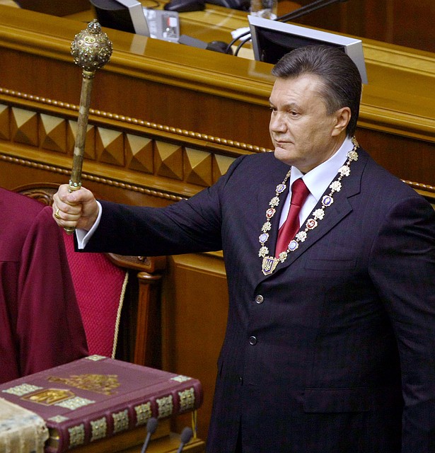 2010 год, церемония присяги Виктора Януковича. В руках у президента Украины - булава. Фото: GLOBAL LOOK PRESS