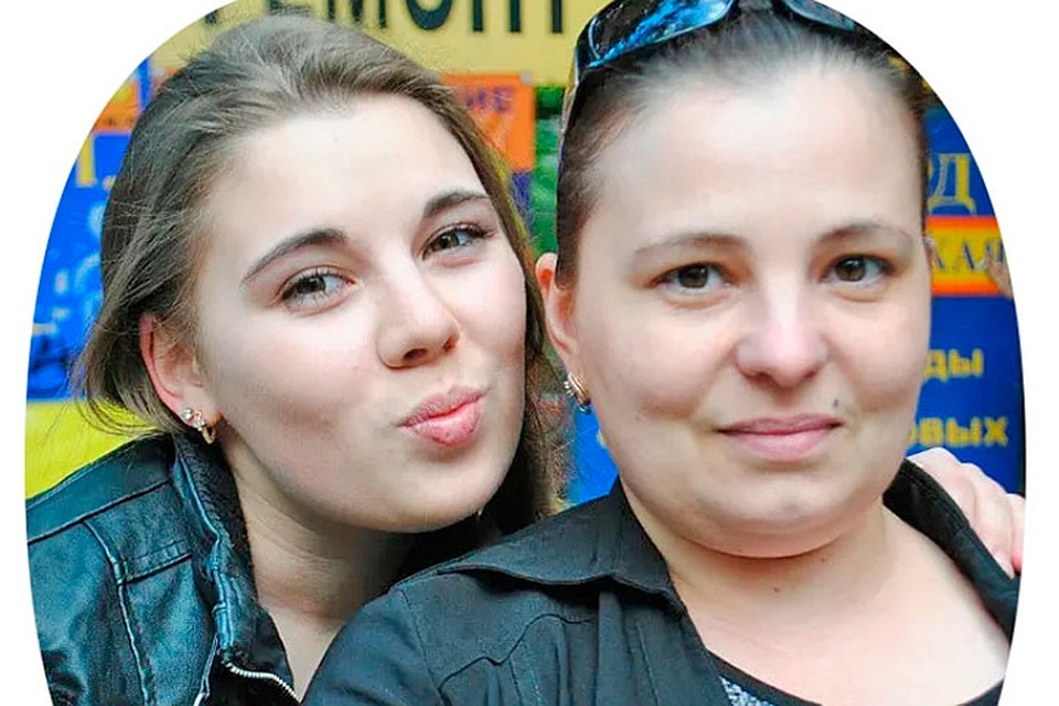 Бабушка (на фото - справа) узнала о происшествии со свой маленькой внучкой из новостей по телевизору. Фото: Личная страничка героя публикации в соцсети