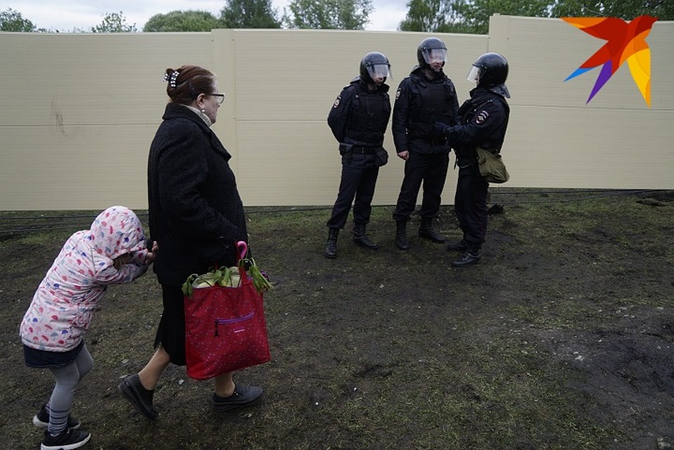 К забору приходят горожане всех возрастов Фото: Алексей БУЛАТОВ