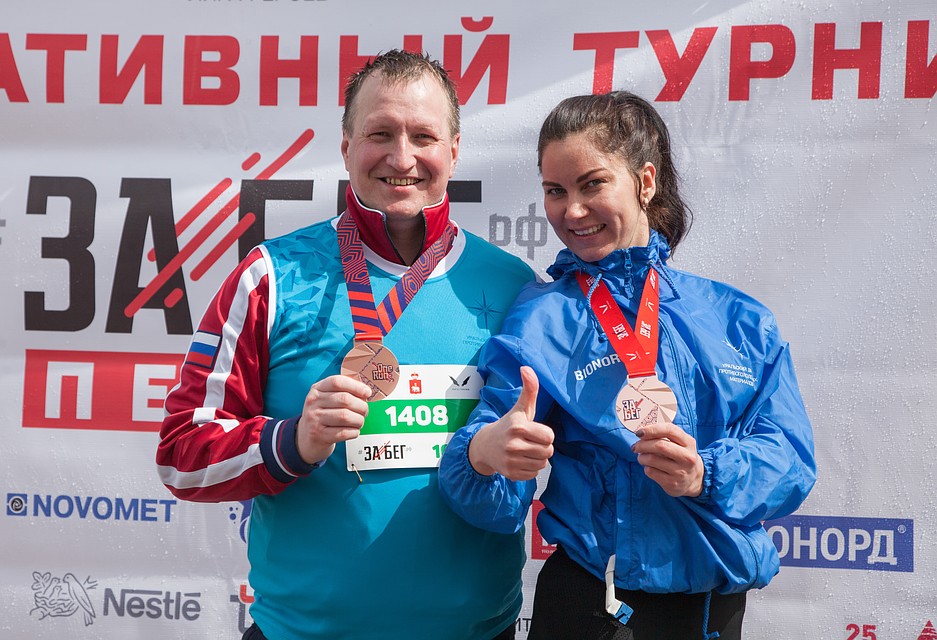 "Забег - это здорово!" - считают сотрудники Уральского завода противогололедных материалов. Фото: Николай ОБЕРЕМЧЕНКО