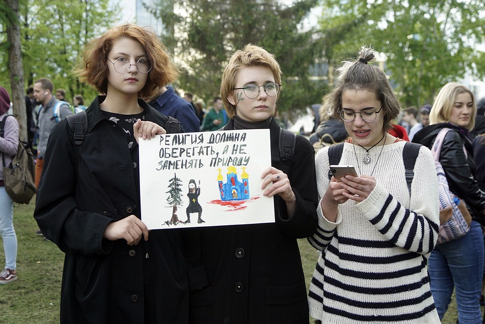 В сквере протестовала молодежь. Отец Максим уверен - молодежь бывает разная. Фото: Алексей БУЛАТОВ