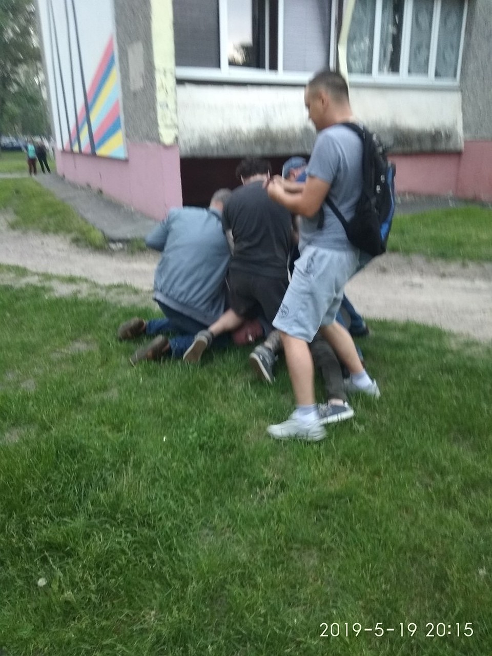 Местные жители уложили водителя лицом в землю. Фото: zello Пинск ГАИ