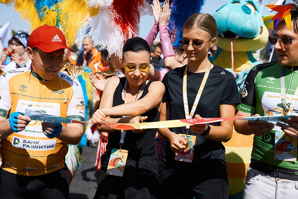 #2Машам доверили разрезать ленточку и открыть Viva Ровар - 2019. Фото: Владимир ЧУРНОСОВ