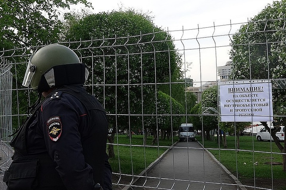 Оказалось, что одни мои сограждане – за то, чтобы построить на этом безымянном клочке земли православный храм, вместо взорванного в 1930-х годах. Другие – категорически против Фото: Дмитрий СТЕШИН
