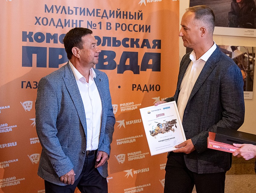 Константин Бабкин вручает диплом одному из победителей конкурса севастопольскому фотографу Юрию Кондратьеву. Фото: Анна САДОВНИКОВА