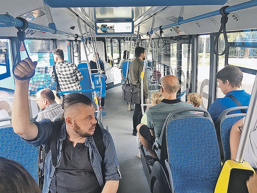 В целом в электробусе нет ничего сверхъестественного. 33 сидячих места. Площадка для инвалидной коляски. Вайфай. На дверях внутри кнопки - как в «ласточках». Кондиционер. Фото: Павел КЛОКОВ