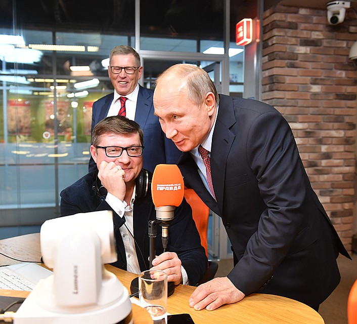 Владимир Путин в эфире радио «Комсомольская правда» Фото: Виктор ГУСЕЙНОВ