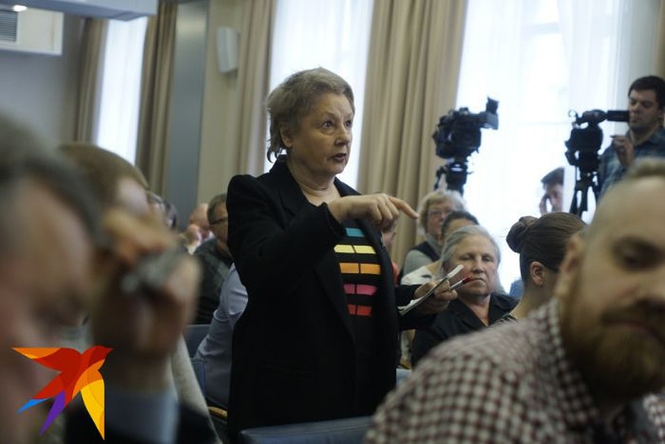 Татьяна Осинцева на встрече представляла интересы жителей домов рядом со сквером. Фото: Алексей БУЛАТОВ