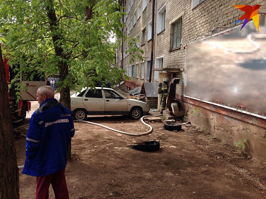 В подвале сильное задымление. Но жильцов пока не эвакуировали. Фото: Татьяна НАБОКИХ