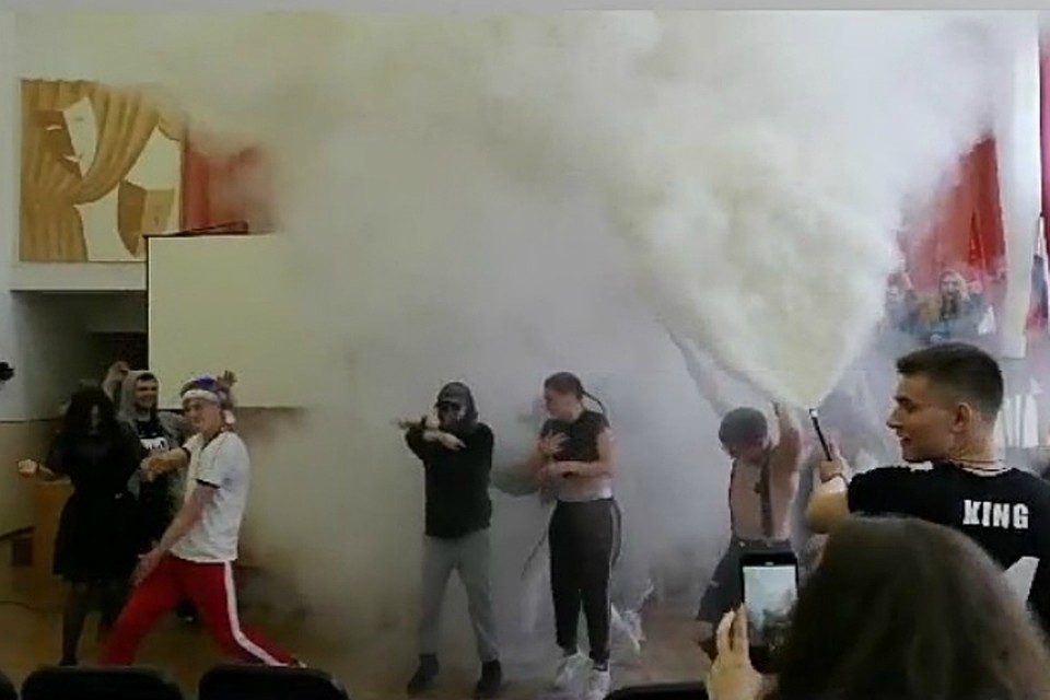Традицию за день до последнего звонка нарушать дресс-код зародилась в школе в 2008 году Фото: Социальные сети