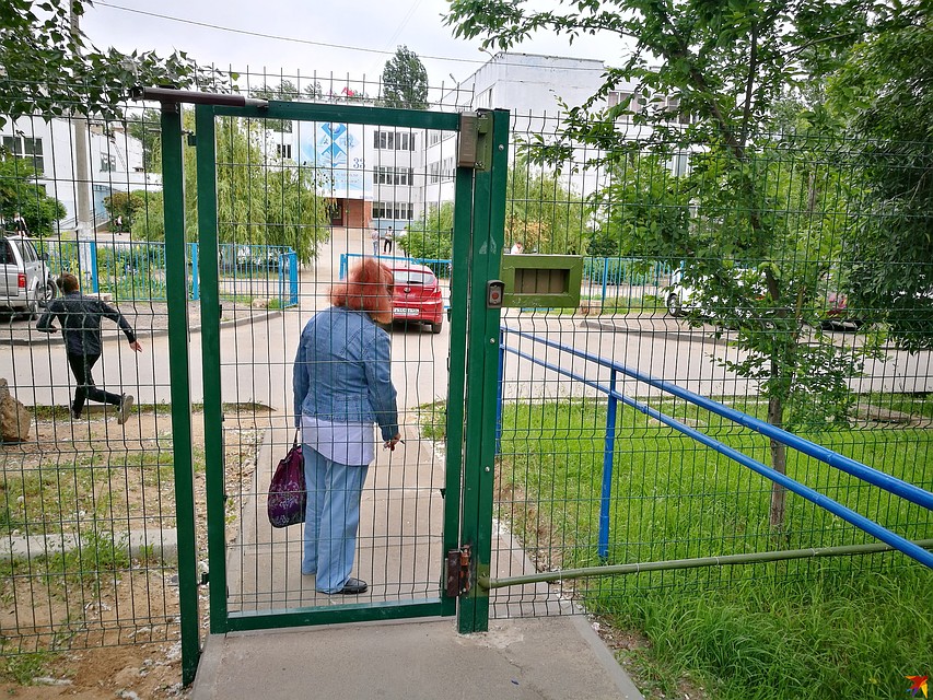 Жильцы дома огородились от хулиганистых школьников. Фото: Инна ШЕРЕМЕТЬЕВА