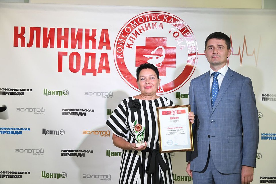 Елена Малыхина получила статуэтку из рук Павла Коренюгина