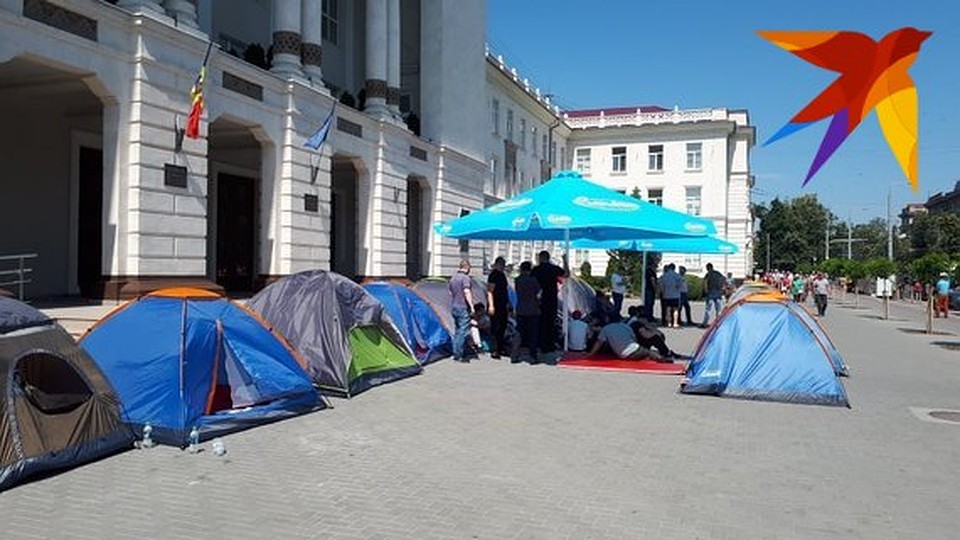 У Генпрокуратуры Молдовы. Фото: Леонид РЯБКОВ